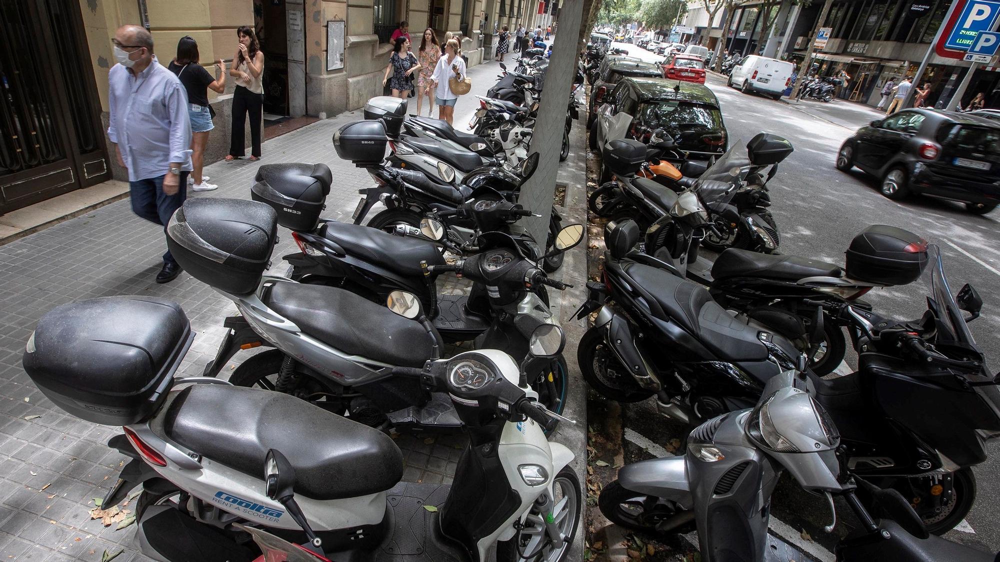 Barcelona 21/06/2022 Motos mal aparcadas sobre la acera En la foto motos aparcadas sobre la acera de carrer Còrsega entre Rambla Catalunya y Balmes Fotografía de Ferran Nadeu