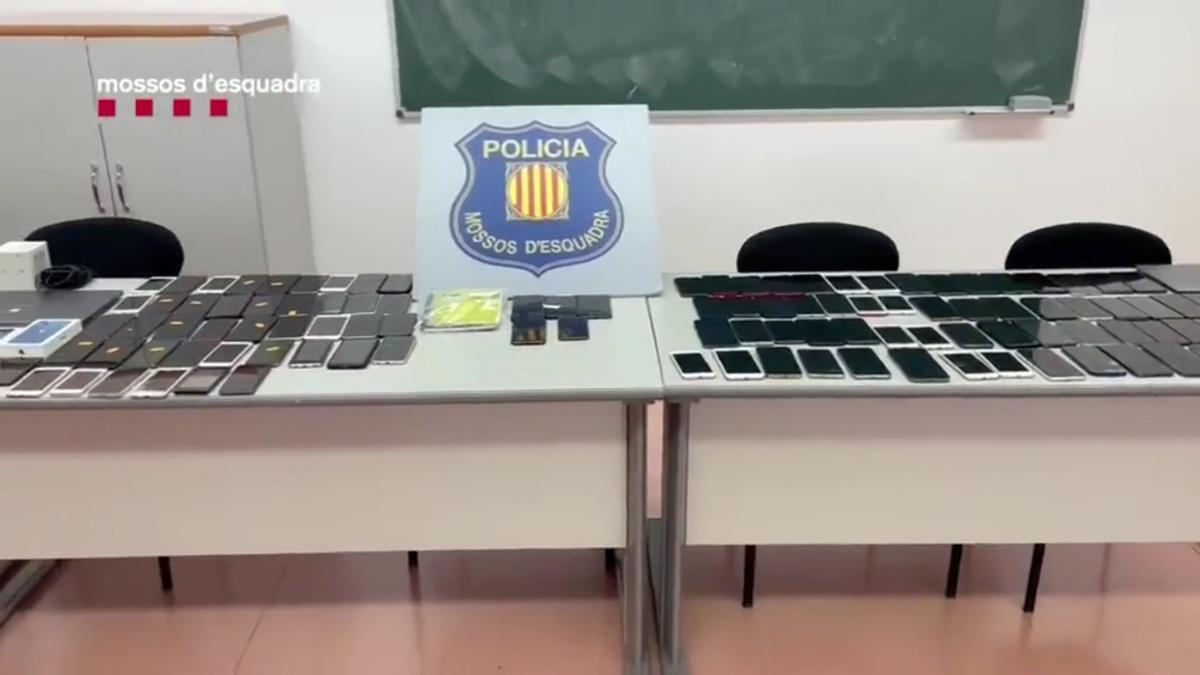 ¿T’han robat el mòbil a Barcelona? Els Mossos troben 120 terminals en un pis del Raval