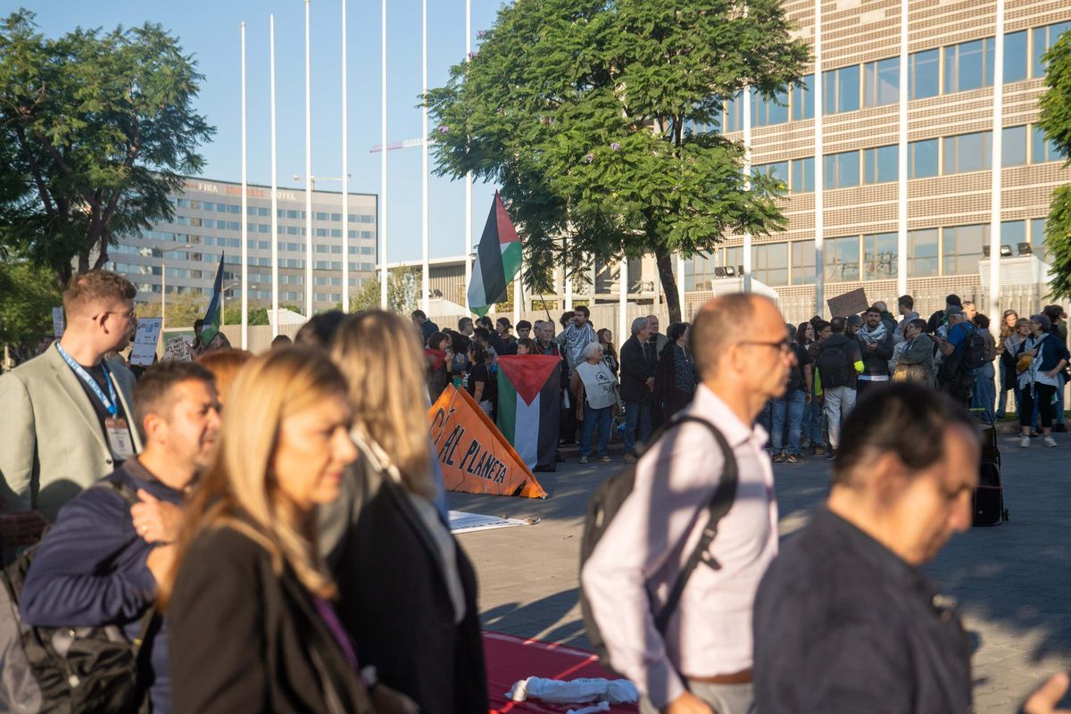 Ecologistas y activistas propalestinos protestan contra la feria Aviation Week en Barcelona