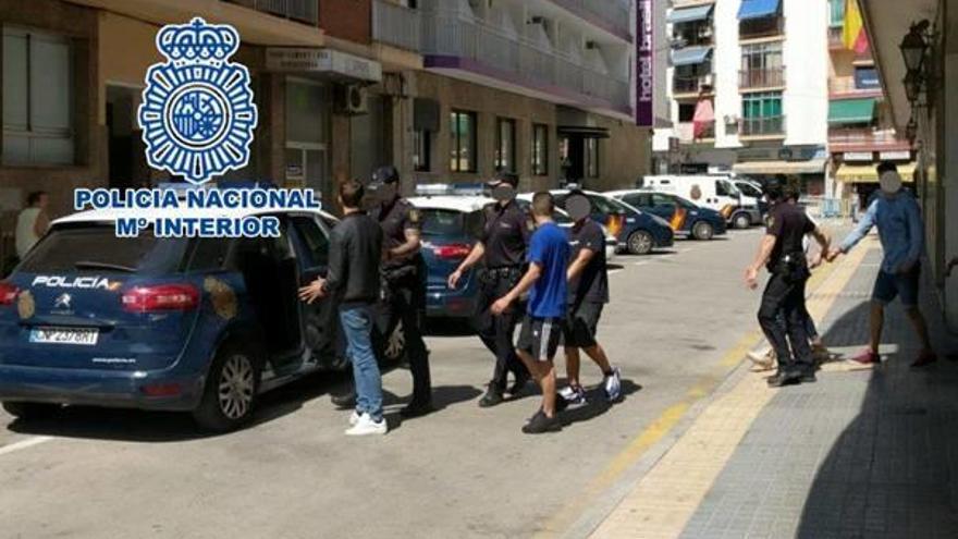 La Policía trasladando a los detenidos en Benidorm.