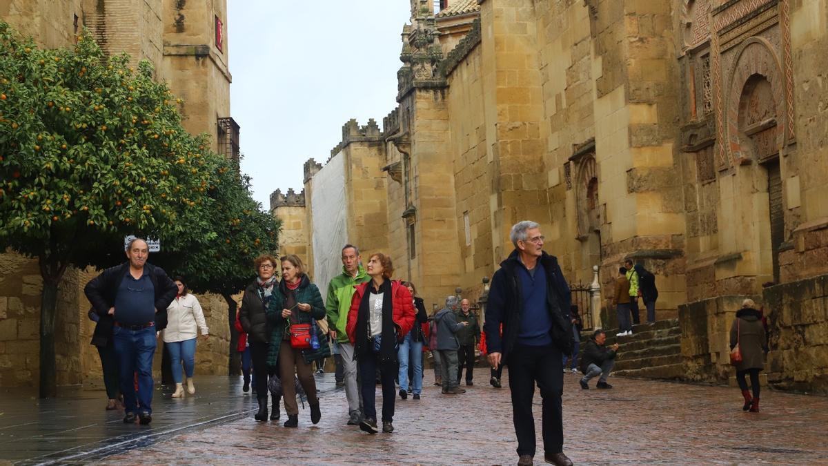 Un grupo de turistas pasea junto a Mezquita Catedral de Córdoba.