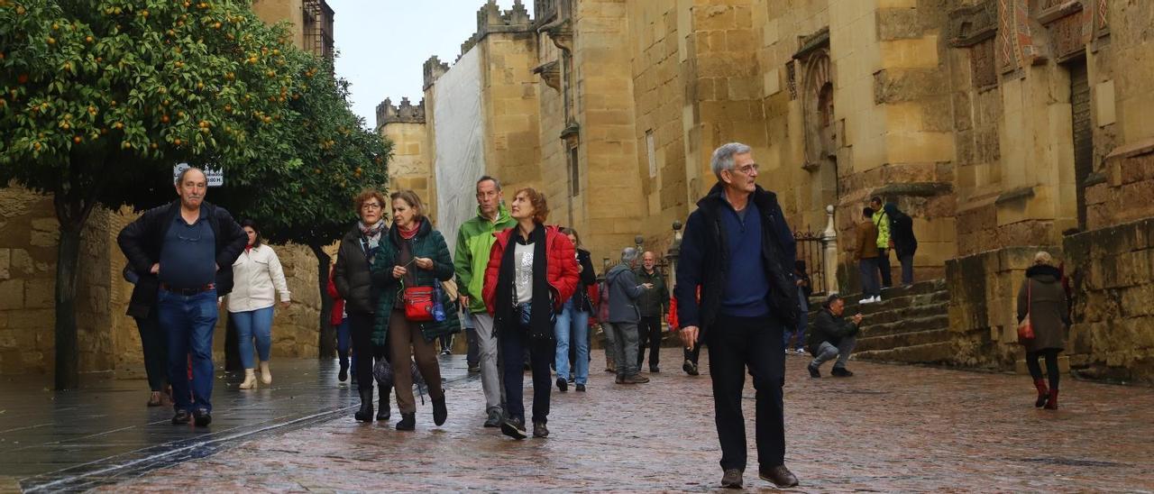 Un grupo de turistas pasea junto a Mezquita-Catedral de Córdoba.