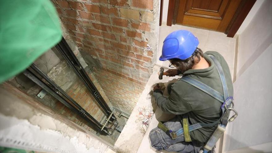 Medio millar de bloques de pisos en Córdoba necesitan ascensor