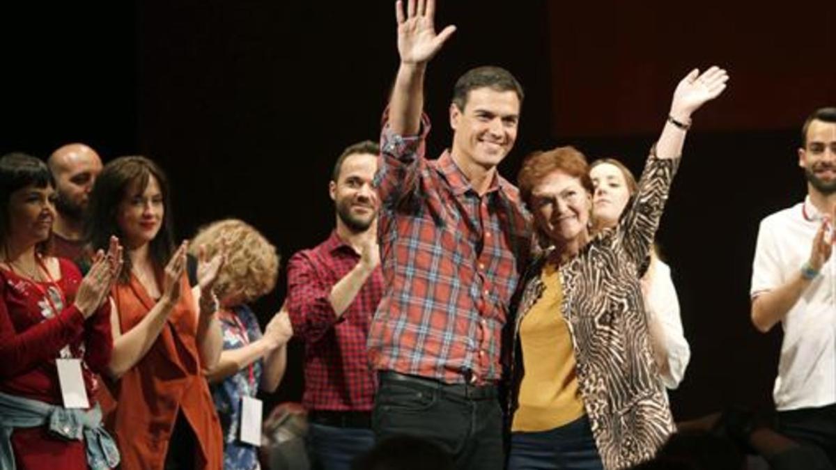 Pedro Sánchez y la exministra Carmen Calvo, anoche, en Almería.