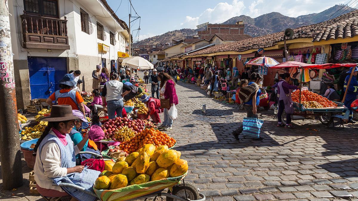 Los mercados tradicionales de Cuzco permiten descubrir el pulso cotidiano de la ciudad y la riqueza de los productos procedentes de los Andes.