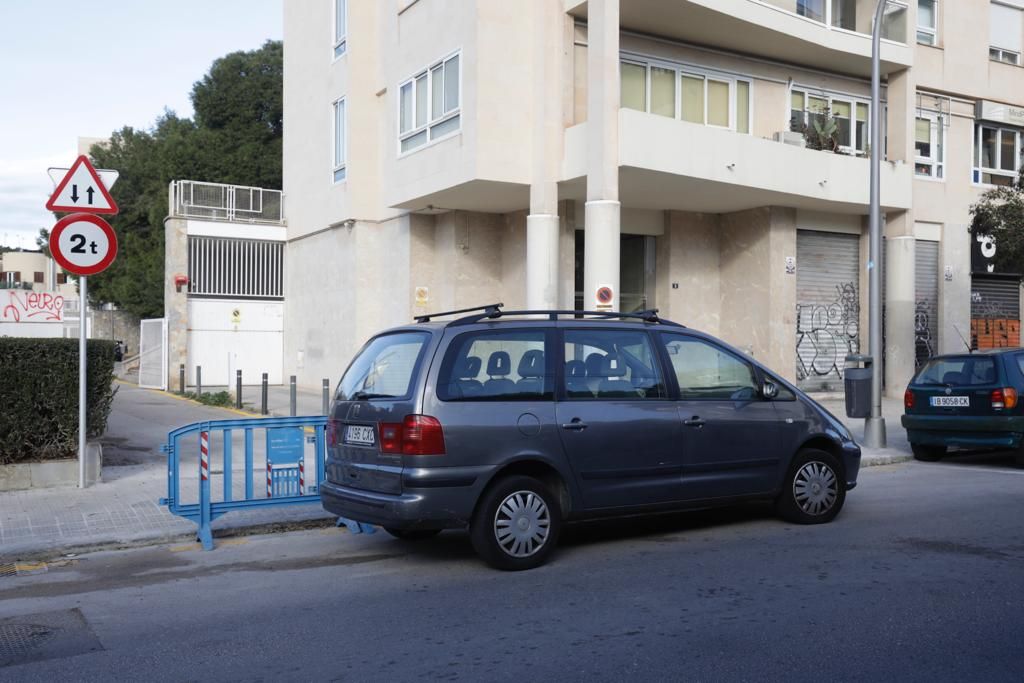 Empieza la retirada de plazas en el Paseo Marítimo con el parking alternativo cerrado