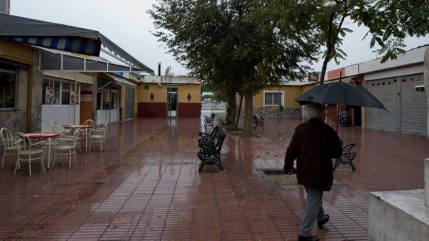 Un viandante paseando ayer por el centro comercial de Santa Isabel.