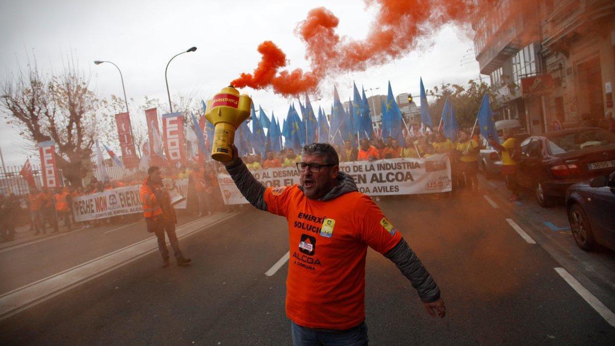 Trabajadores de Alcoa cortan la A-8 con barricadas contra los recortes