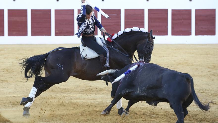 Las imágenes de la corrida de rejones en la plaza de toros de Antequera