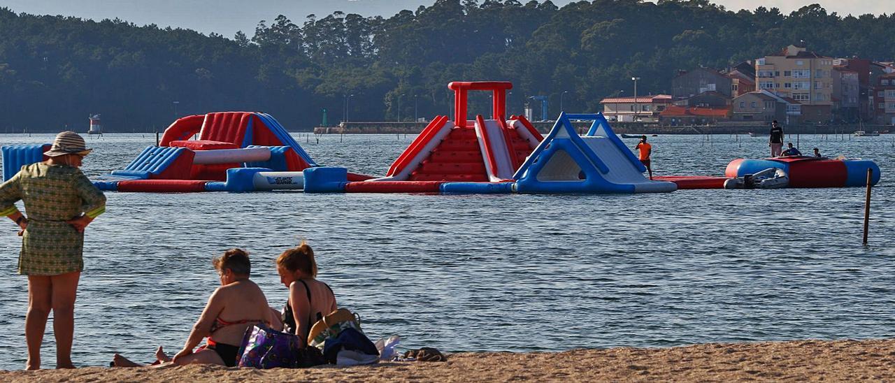 El parque flotante multiaventura comenzó ayer a instalarse en la playa de A Concha-Compostela.