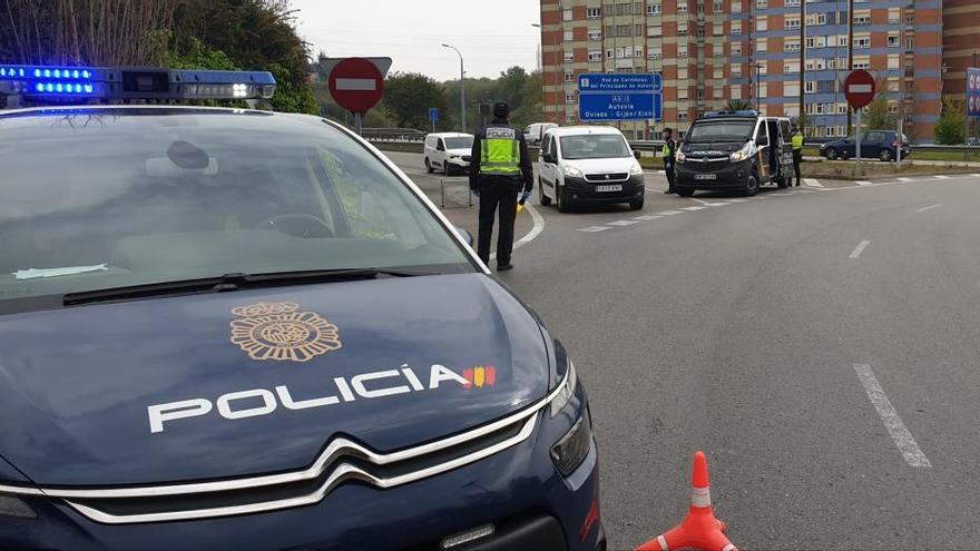 Agentes de la Policía durante un control.