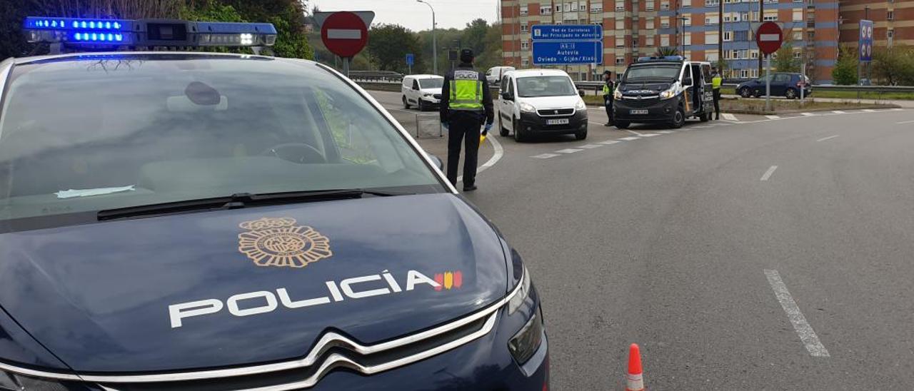 Agentes de la Policía durante un control.