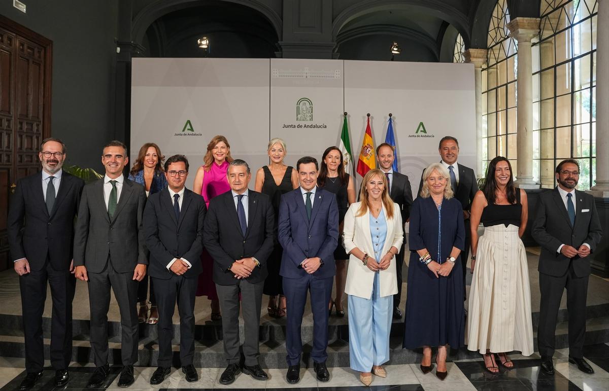 Los delegados junto al presidente de la Junta de Andalucía y los consejeros que han asistido a la toma de posesión.