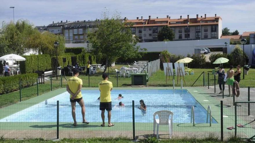 Piscina de la fábrica de armas, el día de su inauguración tras su cesión al Concello en 2014.