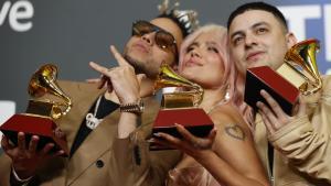 Los colombianos Ovy on the Drums, Karol G y Keityn en la gala de los Grammy Latinos de Sevilla.