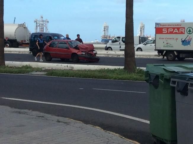 Accidente entre tres coches en la Avenida Marítima