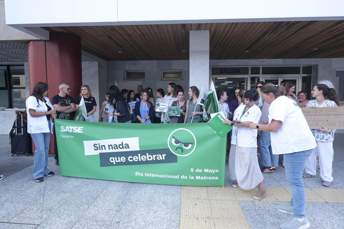 Concentración en el Hospital Materno Infantil por el Día Internacional de la Matrona Concentración en el Hospital Materno Infantil por el Día Internacional de la Matrona