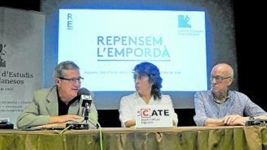 Anna Maria Puig, presidenta de l´IEE, i els exalcaldes Armangué i Lorca. Aida Vilar