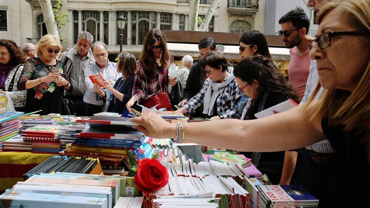 Un puesto de libros en el centro de Barcelona, la pasada festividad de Sant Jordi.