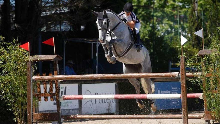 Marta Fernández, con &quot;Krasanova Kapinata&quot;, en la prueba grande de ayer.