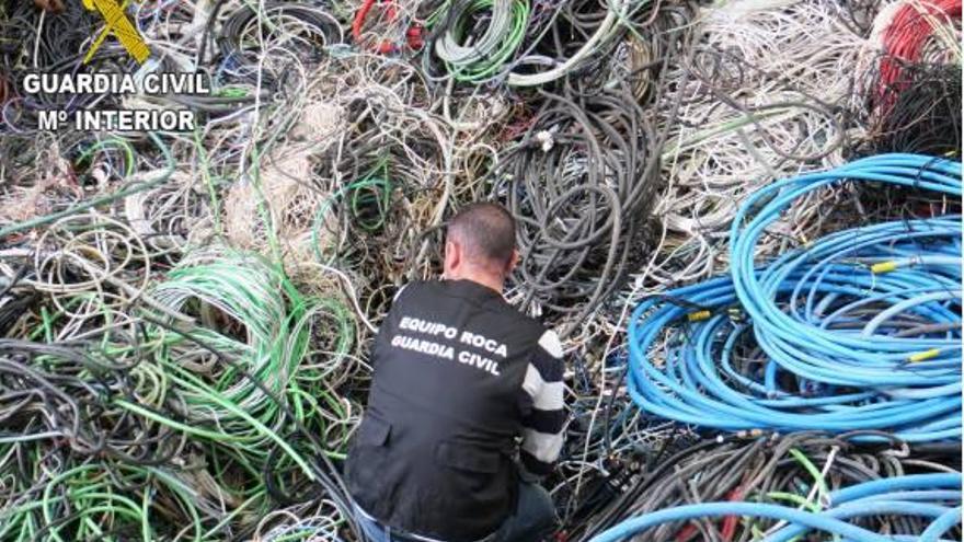 Arrestan a un trabajador por robar seis toneladas de cobre en su empresa de Cheste