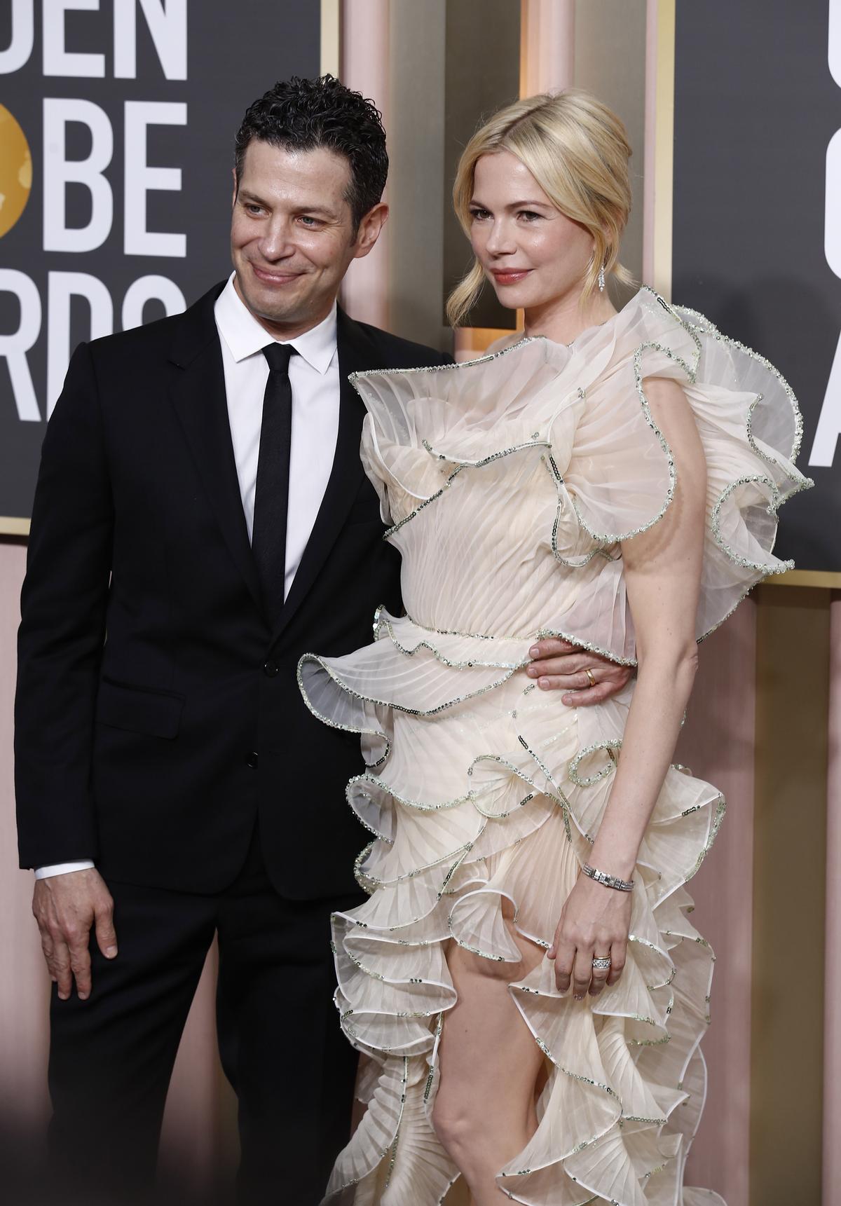 Beverly Hills (United States), 10/01/2023.- Michelle Williams (R) and Thomas Kail (L) arrive for the 80th annual Golden Globe Awards ceremony at the Beverly Hilton Hotel, in Beverly Hills, California, USA, 10 January 2023. Artists in various film and television categories are awarded Golden Globes by the Hollywood Foreign Press Association. (Estados Unidos) EFE/EPA/CAROLINE BREHMAN