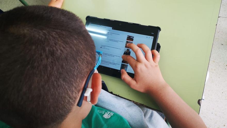 Un alumno trabaja conuna tablet en clase en uncolegio de Lorca.