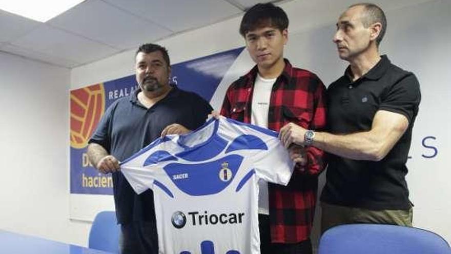Florentino Alonso, Wenjun Ge y José Álvarez, ayer durante la presentación del jugador en el Suárez Puerta.