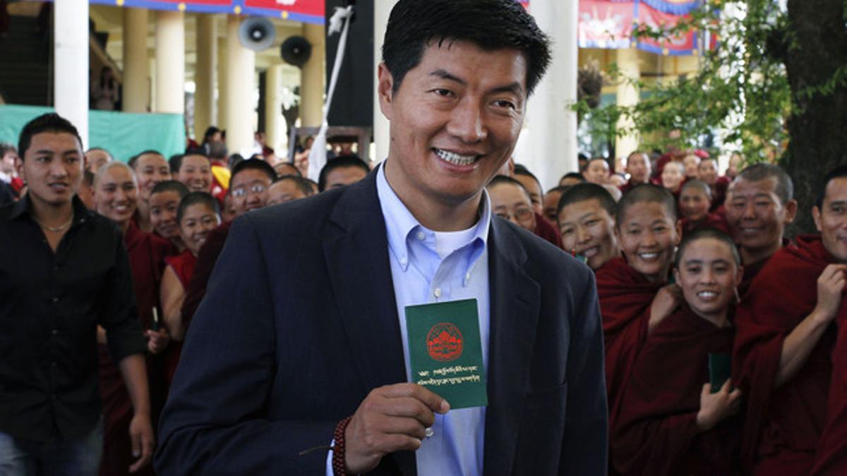 Lonsang Sangay, con el pasaporte, el pasado 20 de marzo, cuando se presentó como candidato para suceder al dalái lama.