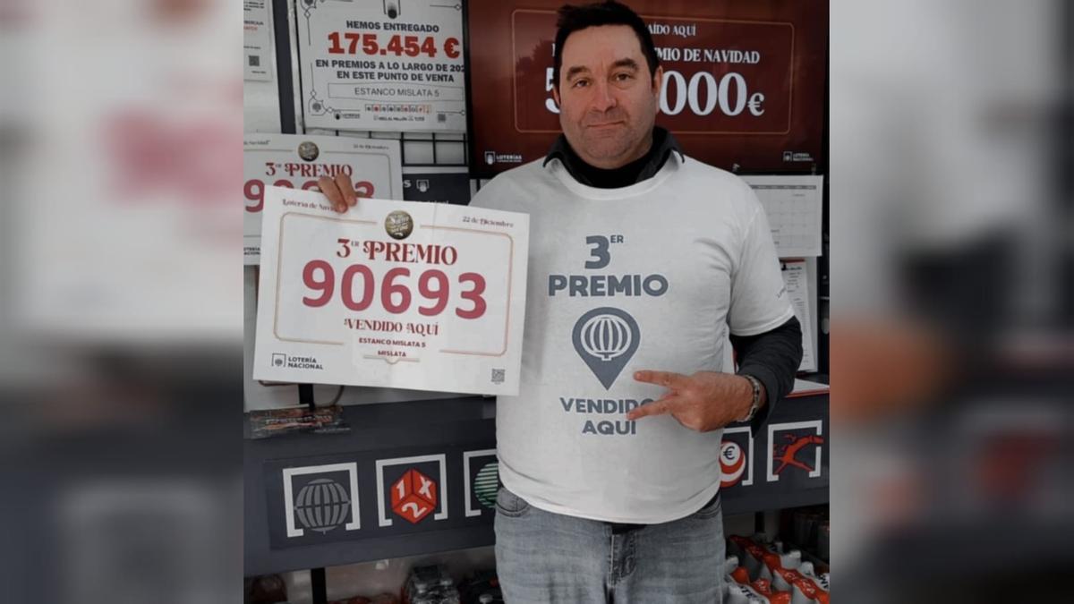 Uno de los hermanos Amela, en su establecimiento de Mislata.