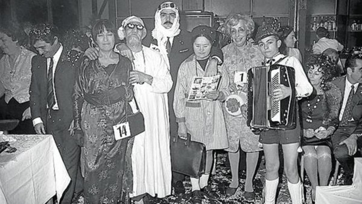 VITRINA 3 Arriba, Joaquín Soler Serrano y Victòria dels Àngels en la campaña 'Operación Dinero' (1962) y modelo de un festival de peluquería (1959). Abajo, Miguel Bosé en la Terraza Martini (1978) y fiesta del Nariguts Club (1970).