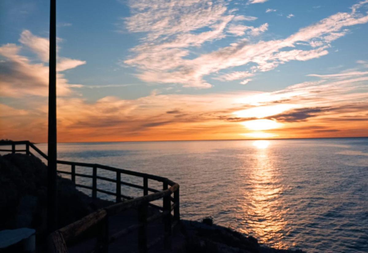 Puesta de sol en los acantilados de El Cantal, en Rincón de la Victoria