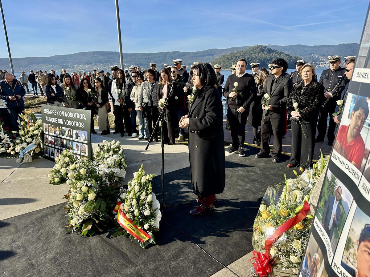 María José de Pazo, portavoz de las familias, rodeada de alguna de ellas