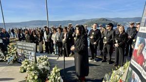 María José de Pazo, portavoz de las familias, rodeada de alguna de ellas