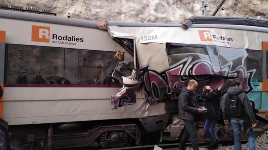 Un muerto y tres heridos graves al chocar frontalmente dos trenes