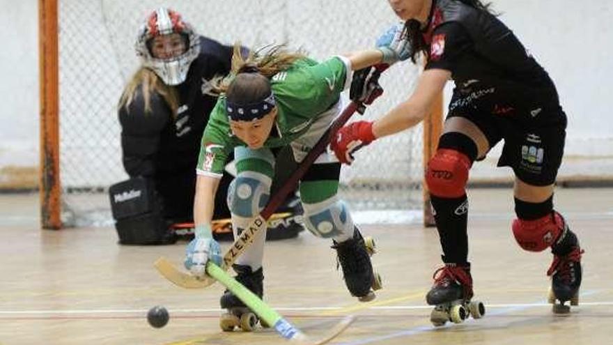 Marta González Piquero, en una disputa con una jugadora del Liceo en el partido de ayer.