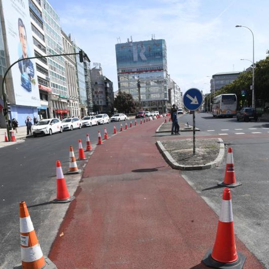 Punto de los Cantones donde el carril bici atraviesa un paso de peatones frente a la Fundación Barrié.