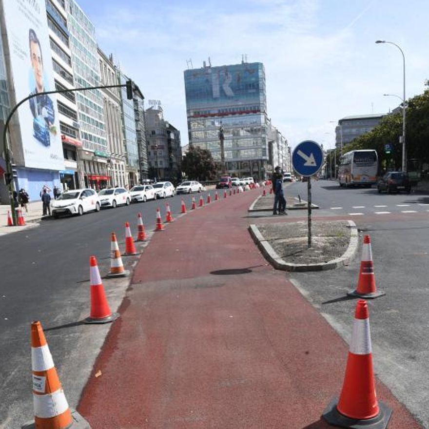 Punto de los Cantones donde el carril bici atraviesa un paso de peatones frente a la Fundación Barrié.  