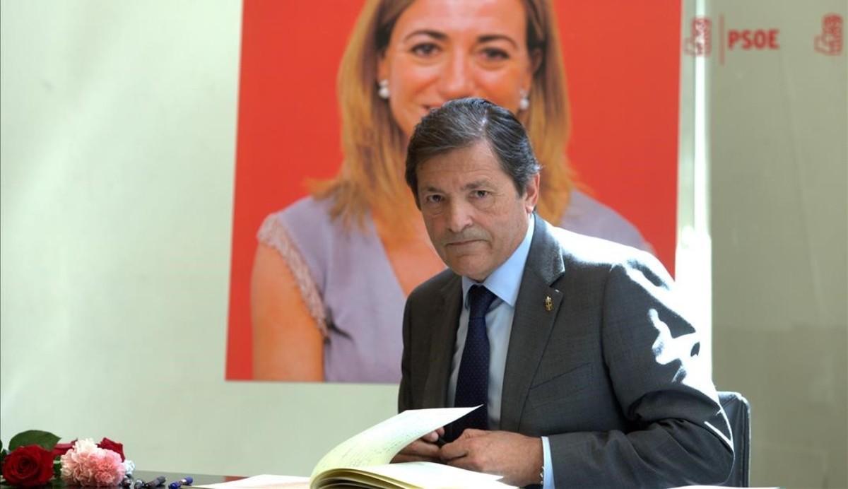 El presidente de la gestora del PSOE, Javier Fernández, firma en el libro de condolencias por Carme Chacón.