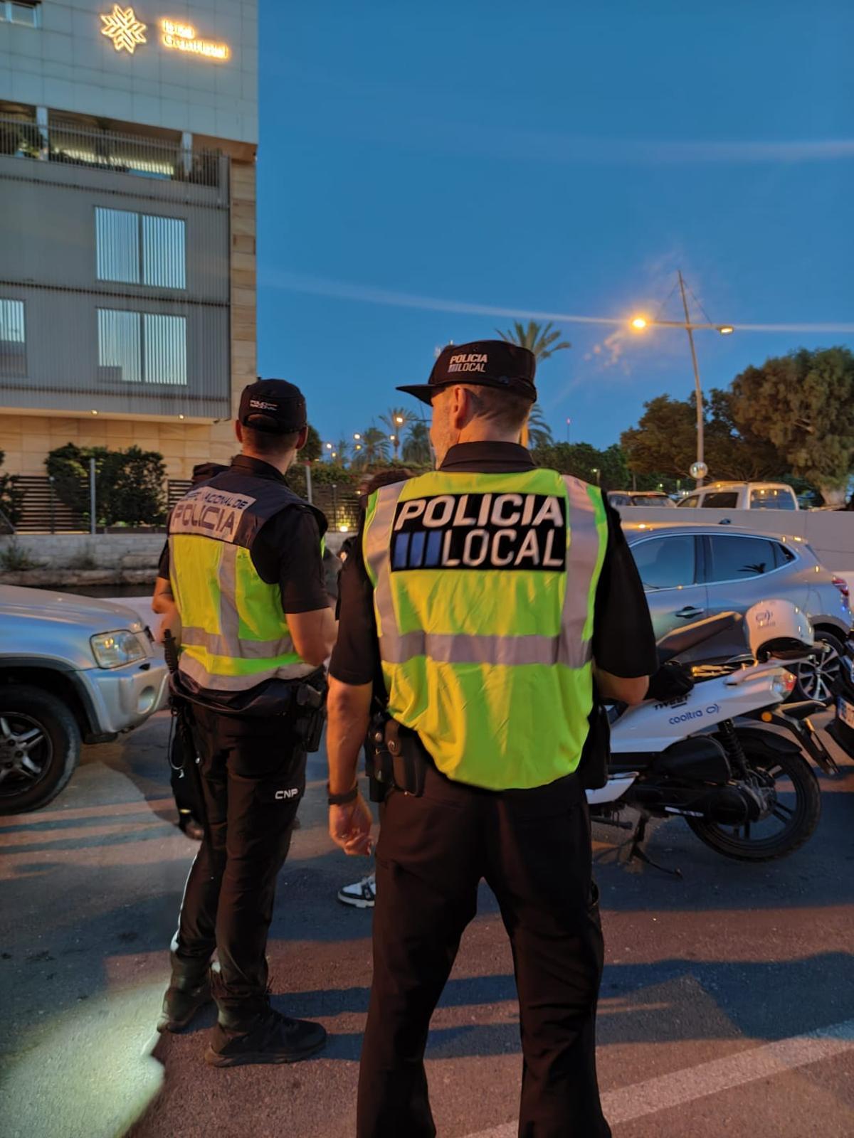 Dos agentes de la Policía Local de Ibiza.