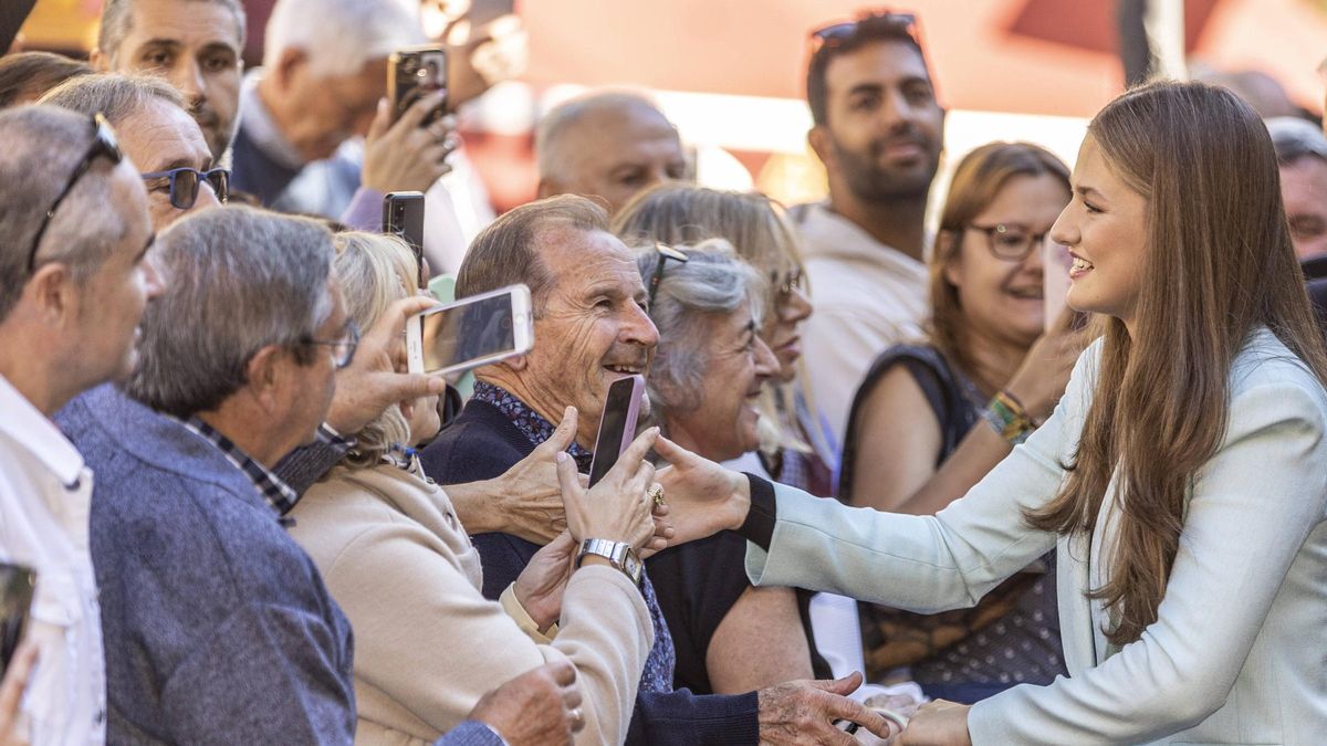Leonor saluda al público en su recorrido a pie desde el Ayuntamiento de Oviedo, tras ser proclamada Alcaldesa Honoraria, a la Universidad, donde recibió la Medalla de Asturias.