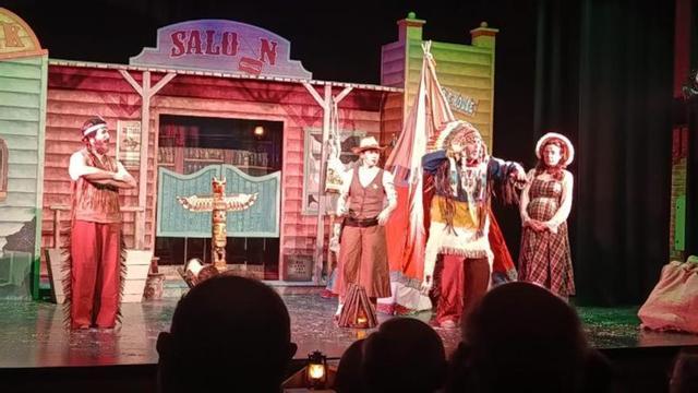 Almozandia Teatro representó ‘A Ton Town West’.
