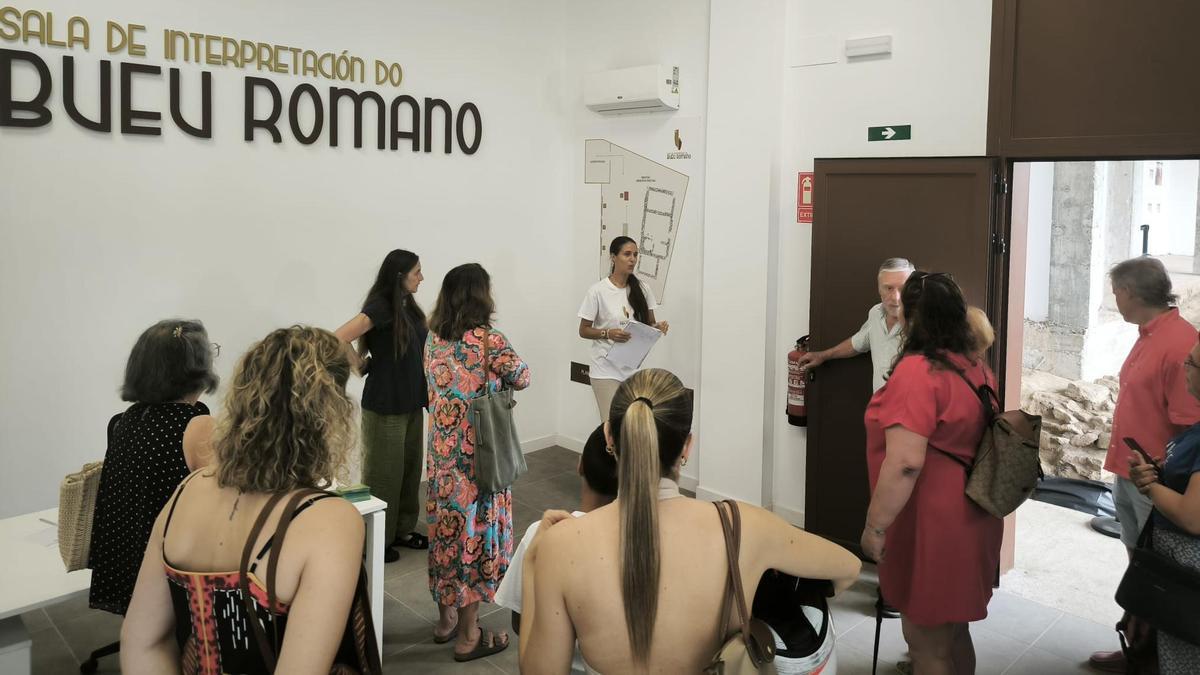 El comienzo de una de las visitas a la sala del «Bueu Romano».