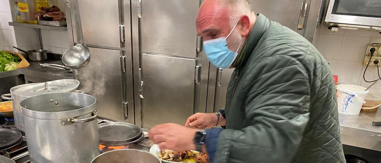 José Andrés, cocinando en La Pumarada.