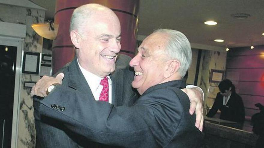 José Manuel Campa, a la izquierda, se abraza con el doctor mierense, ya jubilado, Enrique Portilla. / jesús farpón