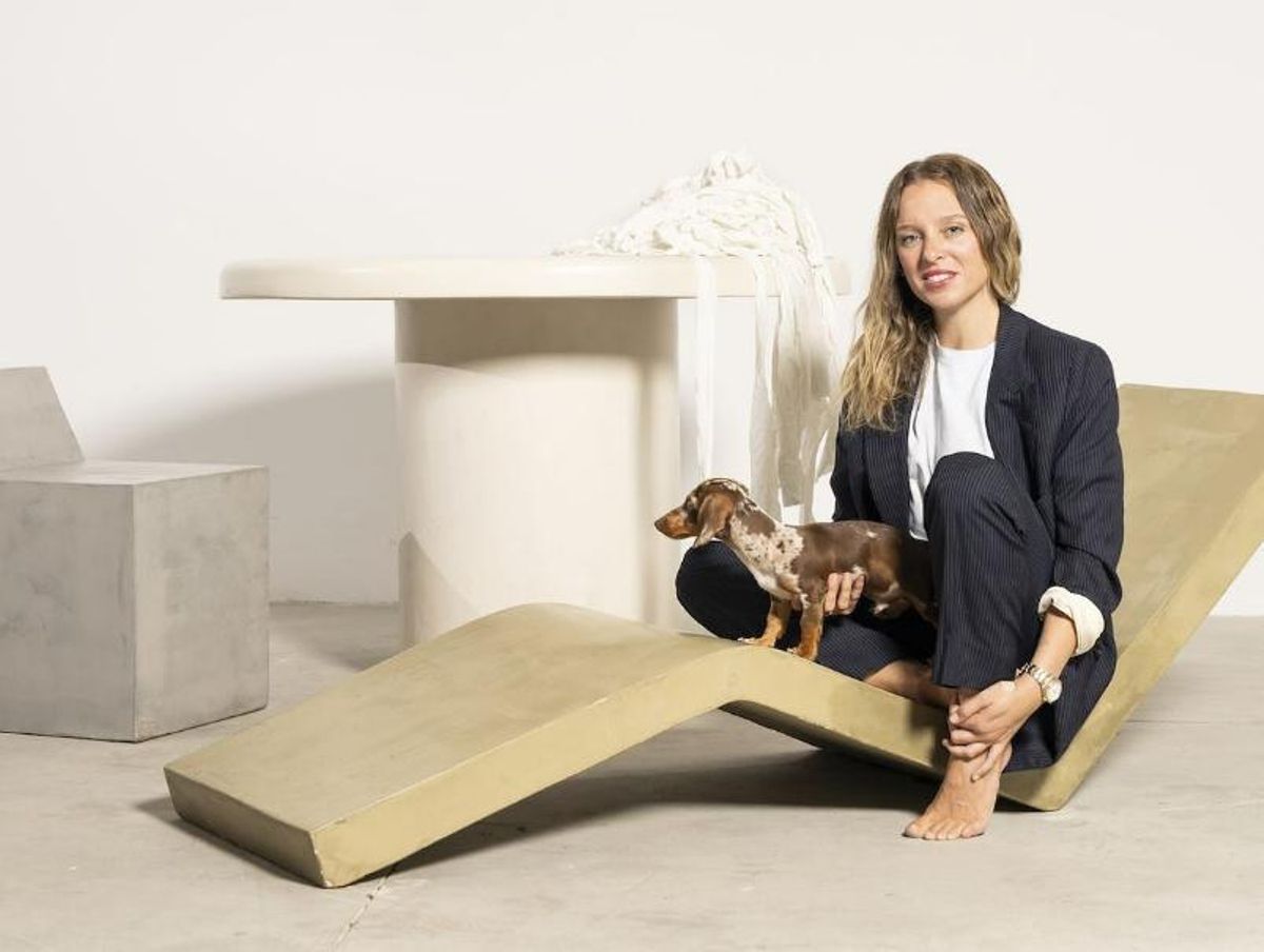 Elena Hinrichs con algunos de sus muebles de diseño, realizados a partir de residuo textil.