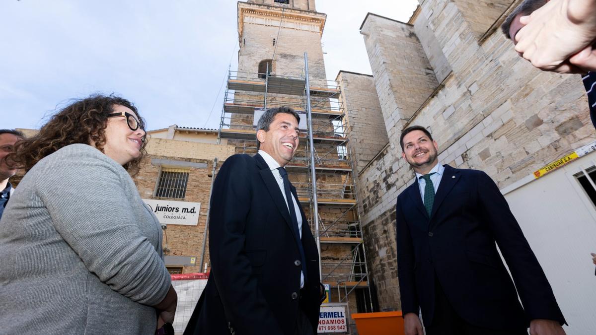 El presidente de la Generalitat, junto a Izquierdo y Prieto, bajo el campanario de la Colegiata, en su visita en abril de 2024