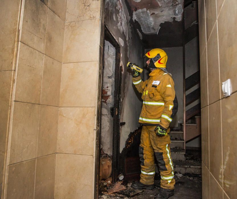 Los bomberos sofocan un incendio en una casa de San Vicente del Raspeig