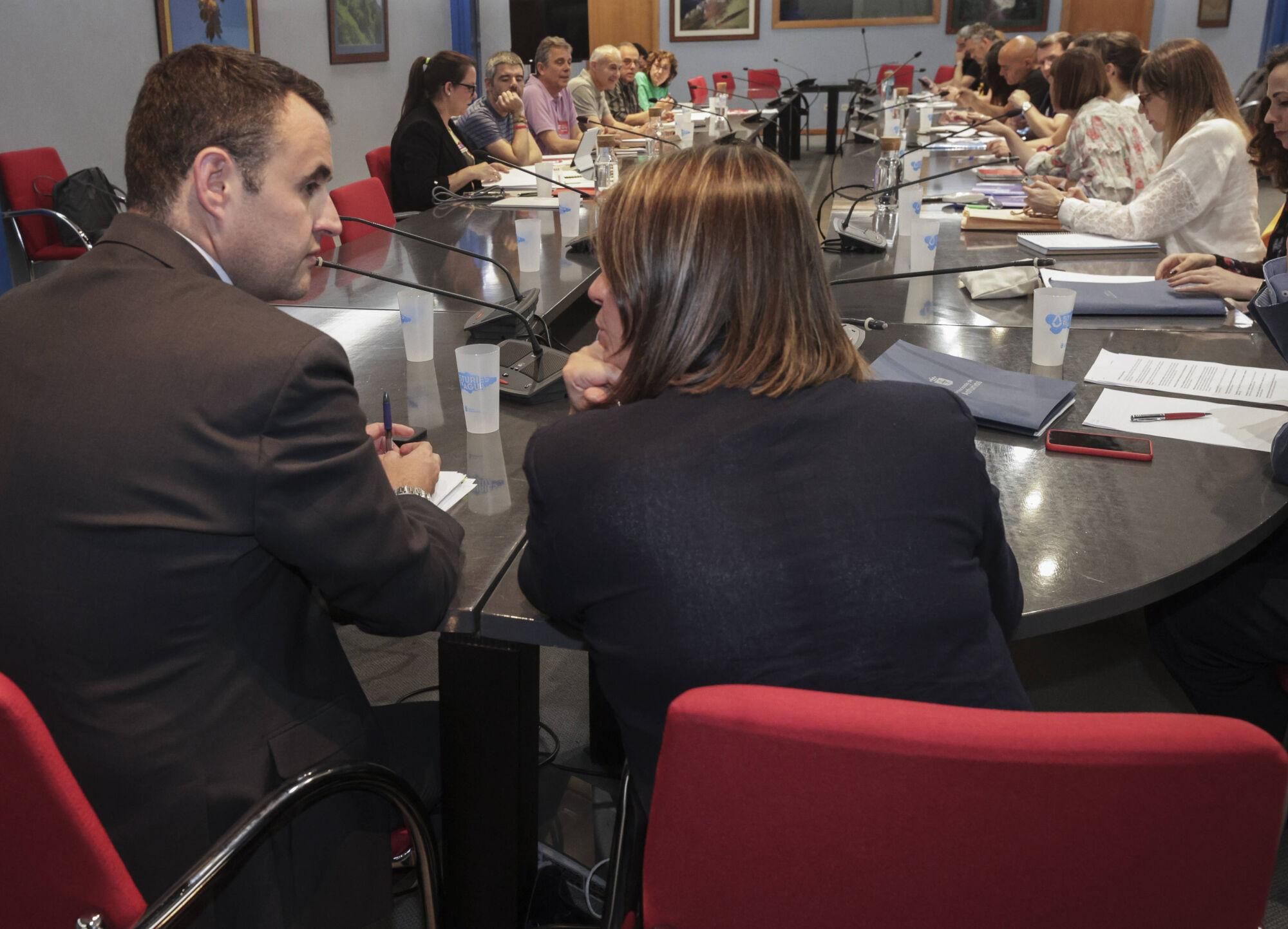 Concentración de los profesores durante la reunión de sindicatos y Principado