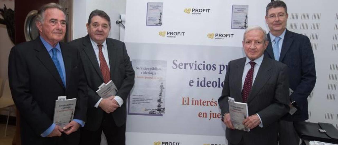 Los tres autores del libro, junto al presidente de la Cámara.